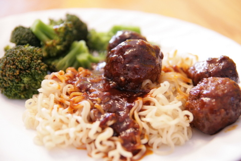 כדורי בשר מתקתקים חריפים בסיר לבישול איטי כדורי בשר מתקתקים חריפים בסיר לבישול איטי