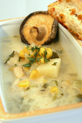 צ'אודר - מרק תירס ודגים קרמי בסיר לבישול איטי