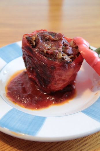 פלפל ממולא בסיר לבישול איטי בהגשה פלפל ממולא בסיר לבישול איטי בהגשה